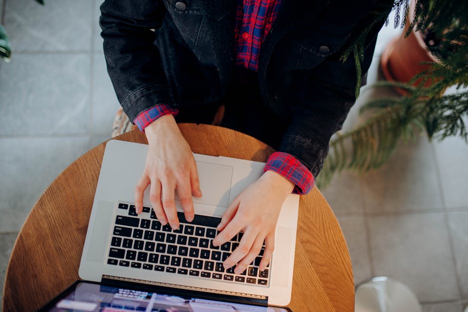 Aufgeräumter Solopreneur-Workspace mit Laptop, Notizbuch und Kaffee — symbolisiert konzentriertes Arbeiten an einem automatisierten Backoffice.